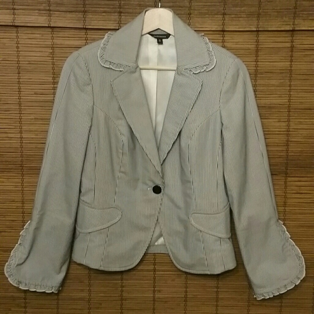 FASHIONISTA Seersucker Jacket w Ruffle Trim